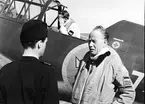 F6 Karlsborg 1952. Major Manninger (till vänster) tar emot överste Björn Bjuggren som den 1 april tog befälet över 1. flygeskadern. Albumet är en del av en donation från Karl-Axel Hansson, Karlsborg. Förteckning över hela donationen finns i albumet samt som Word-dokument.