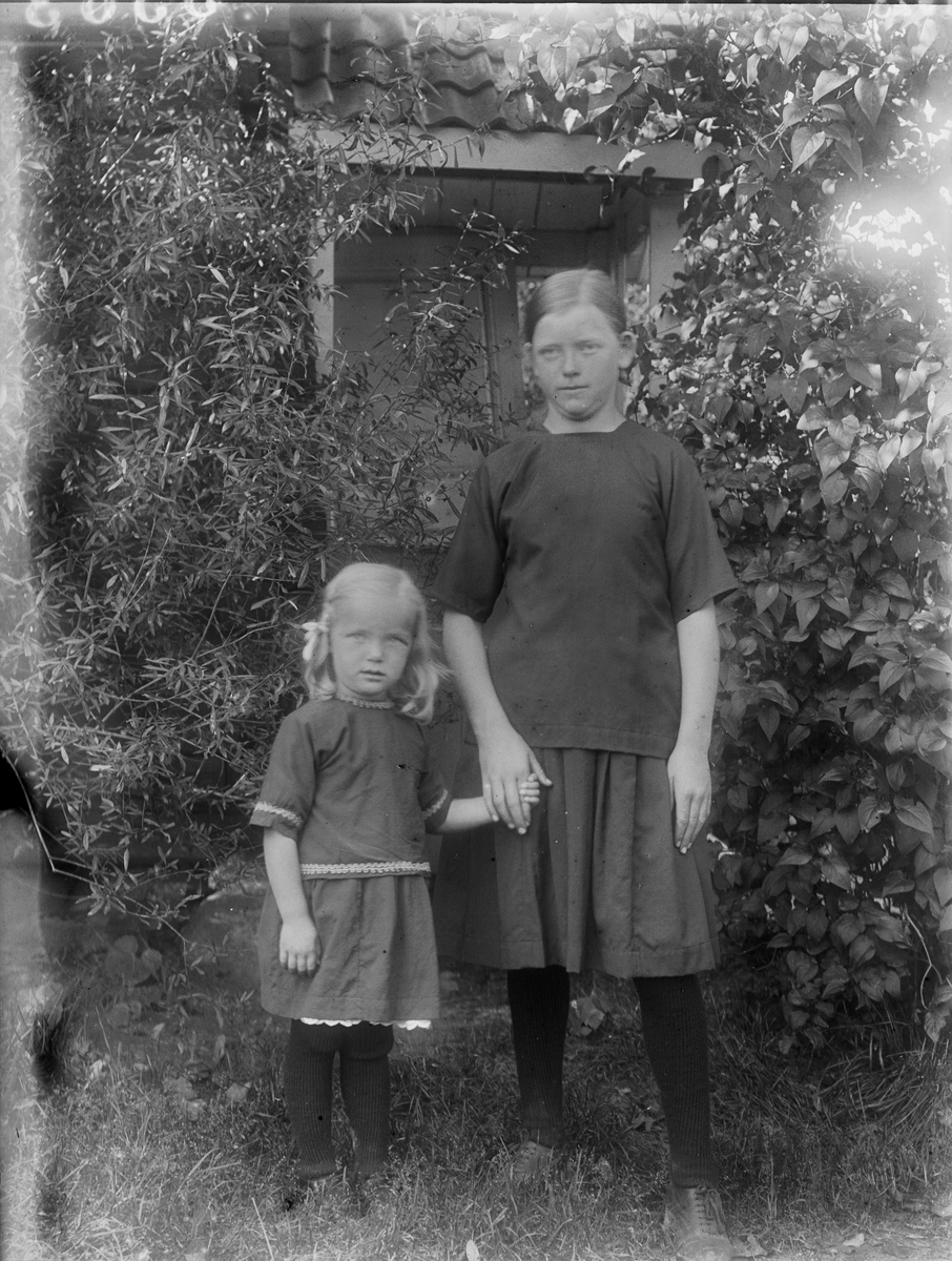 "Robert Karlsons i Kålsta flickor Ingrid och Signe", Uppland 1923