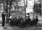 F6 Karlsborg 1952. F6 musikkår under ledning av musikfanjunkare Jean Lundh ger konsert i Forsvik. Albumet är en del av en donation från Karl-Axel Hansson, Karlsborg. Förteckning över hela donationen finns i albumet samt som Word-dokument.