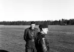 F6 Karlsborg 1952. Eskaderövning i Hultsfred. Från vänster: Flygtekniker Allan Andersson, flygplansmästare Dahlberg. Albumet är en del av en donation från Karl-Axel Hansson, Karlsborg. Förteckning över hela donationen finns i albumet samt som Word-dokument.