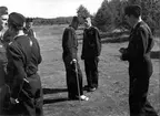 F6 Karlsborg 1952. Eskaderövning i Hultsfred. Kapten Heimer med skadad fotled efter fallskärmshopp.Omgiven av från vänster: Major Manninger, flyginginjör Svidén, flygförare Modin, överste Söderlind, kapten Paulsen. Albumet är en del av en donation från Karl-Axel Hansson, Karlsborg. Förteckning över hela donationen finns i albumet samt som Word-dokument.