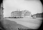 Universitetshuset i Uppsala i juli 1890, baksidan, mot Övre Slottsgatan. I förgrunden S:t Olofsgatan.