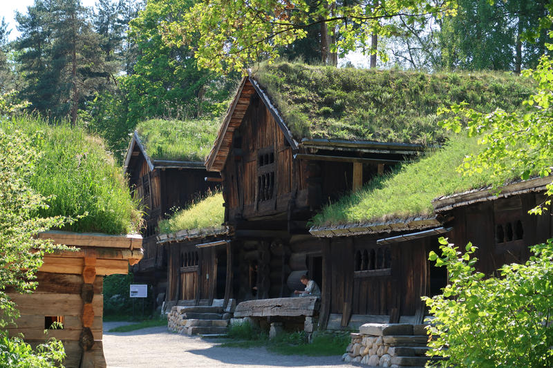 Tun med tømmerhus med torvtak fra Setesdal i friluftsmuseet på Norsk Folkemuseum.