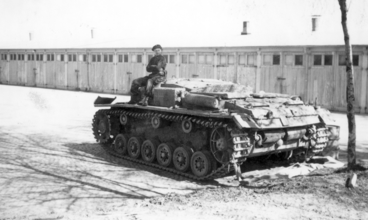 En tysk Pz III stridsvagn uppställda på garageområdet vid P 4 Skövde 1947.
På vagnen sitter korpral Ericsson P 3.
