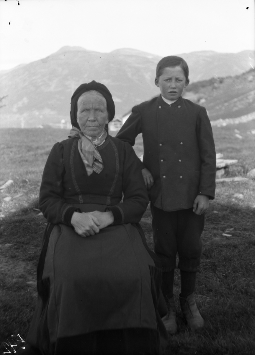 Rikard Berges fotoarkiv. Portrett av Johanne og Kristian Nylend, Rauland.