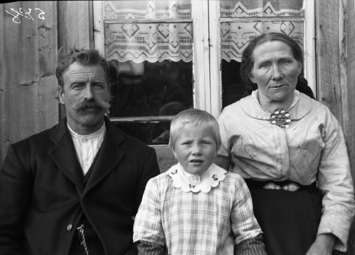 Rikard Berges fotoarkiv. Portrett av Olav Himestaul (Heimestaul), med familie. Rauland.