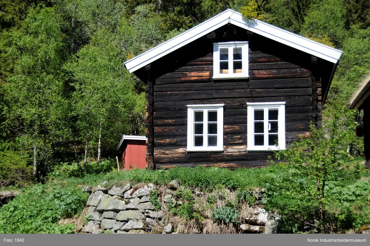 Laftet bygning i halvannen etasje. Bredere og kortere enn stua ved siden av. Gammel, antagelig 1600-tallet