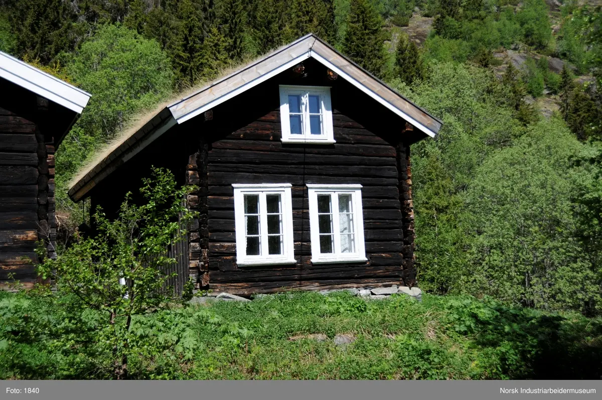 Laftet bygning i to etasjer.