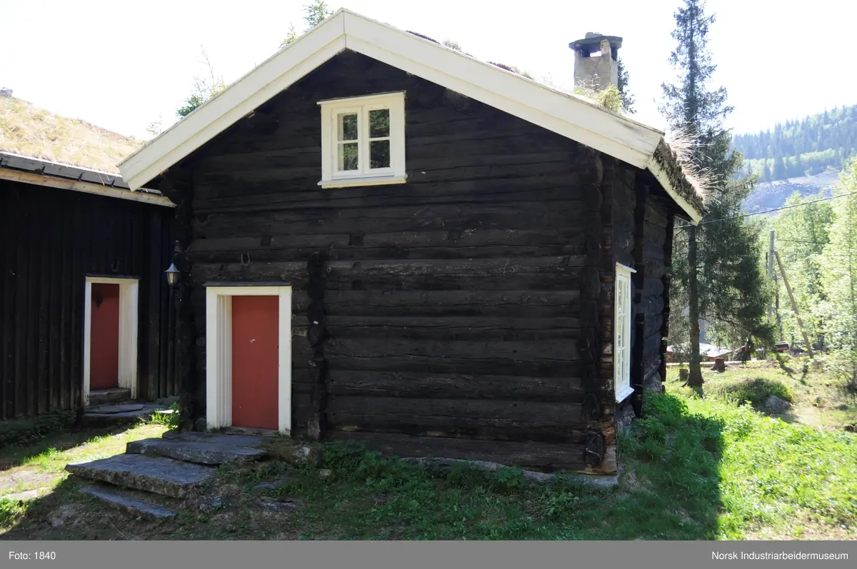 Laftet bygning i halvannen etasje. Bredere og kortere enn stua ved siden av. Gammel, antagelig 1600-tallet