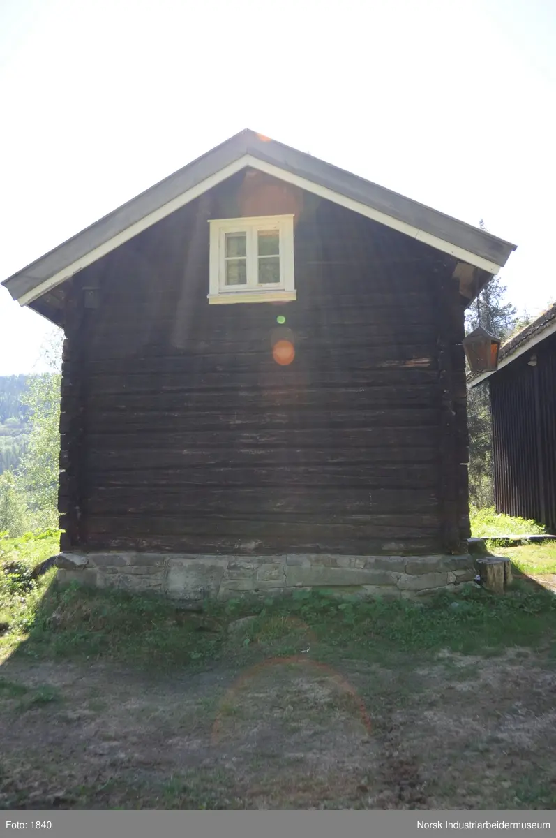 Laftet bygning i to etasjer.