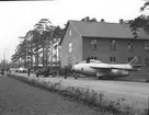 F6 Karlsborg 1954. Övning i spridning av flygplan. Albumet är en del av en donation från Karl-Axel Hansson, Karlsborg. Förteckning över hela donationen finns i albumet samt som Word-dokument.