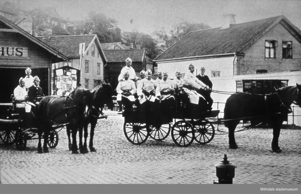 Brandkåren mittemot Gamla Torget, okänt årtal. I bakgrunden ligger Spruthuset och Forsebron.