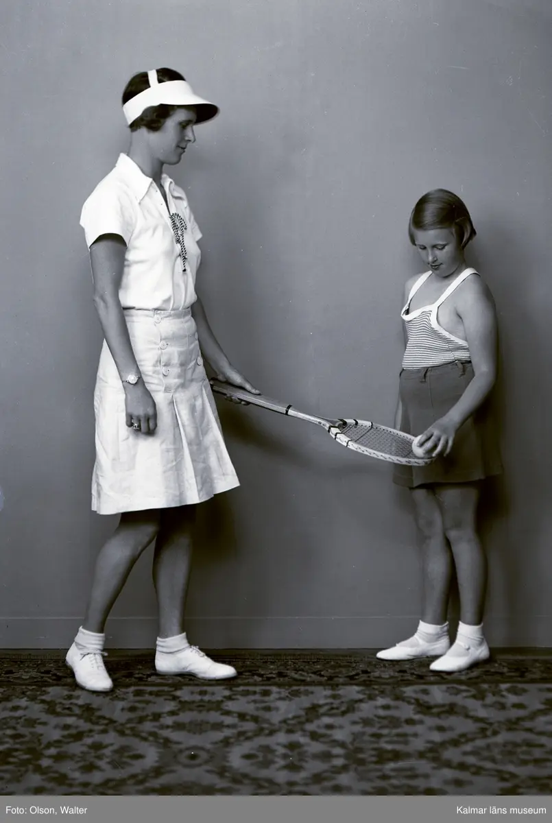 Troligen mor och dotter. På två av bilderna är de klädda för tennisspel.