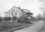 Vy mot Norsholms gamla herrgård. Dokumenterad av den flitige amatörfotografen tillika översten Lars Fredrik Lovén 1893-94. Herrgårdens bottenvåning är en rest av 1600-talets manbyggnad. Tidens utseende fick  efter en ombyggnad på 1870-talet. Vid tiden för bilden ägdes gården av kapten Axel Abelin med makan Eva Elisabeth.