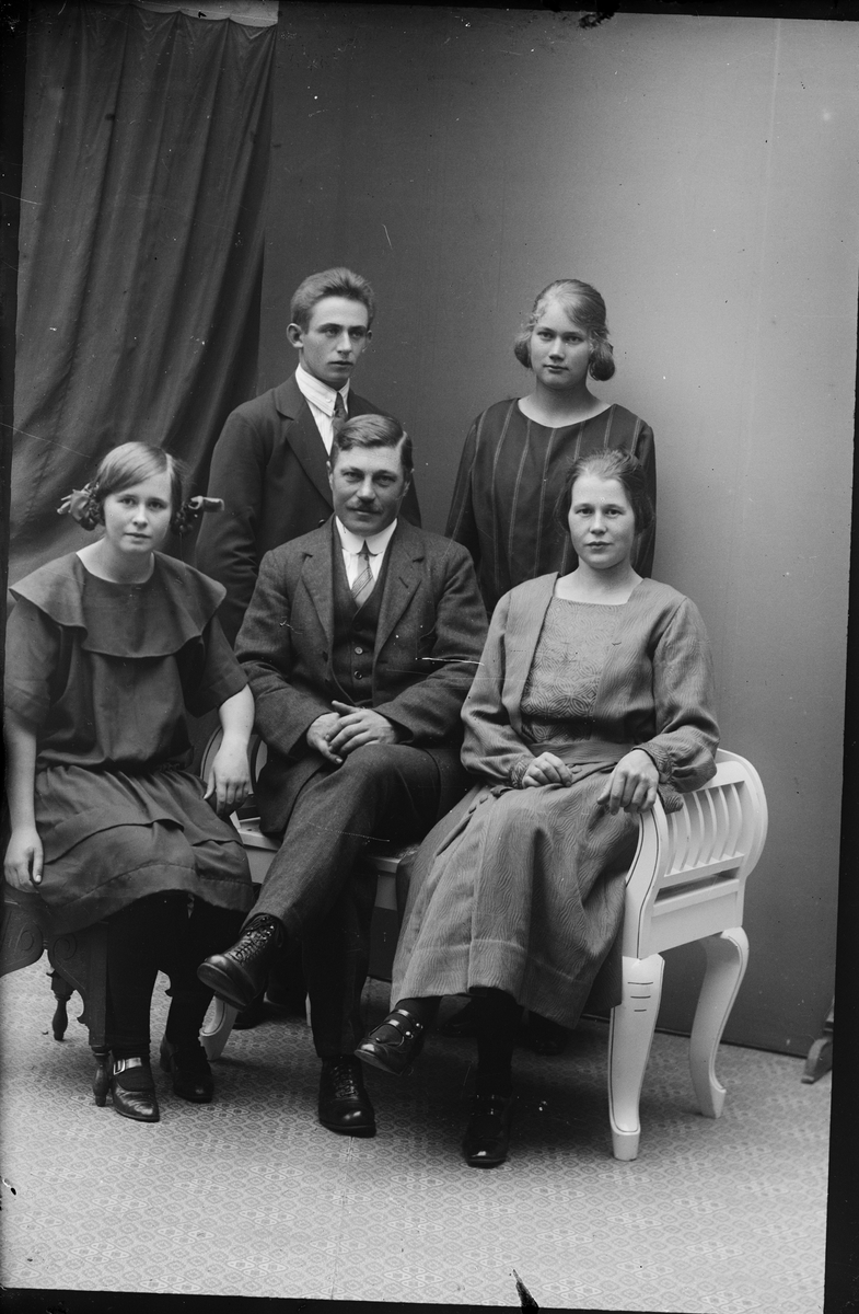 Ateljéporträtt - familj, Alunda, Uppland