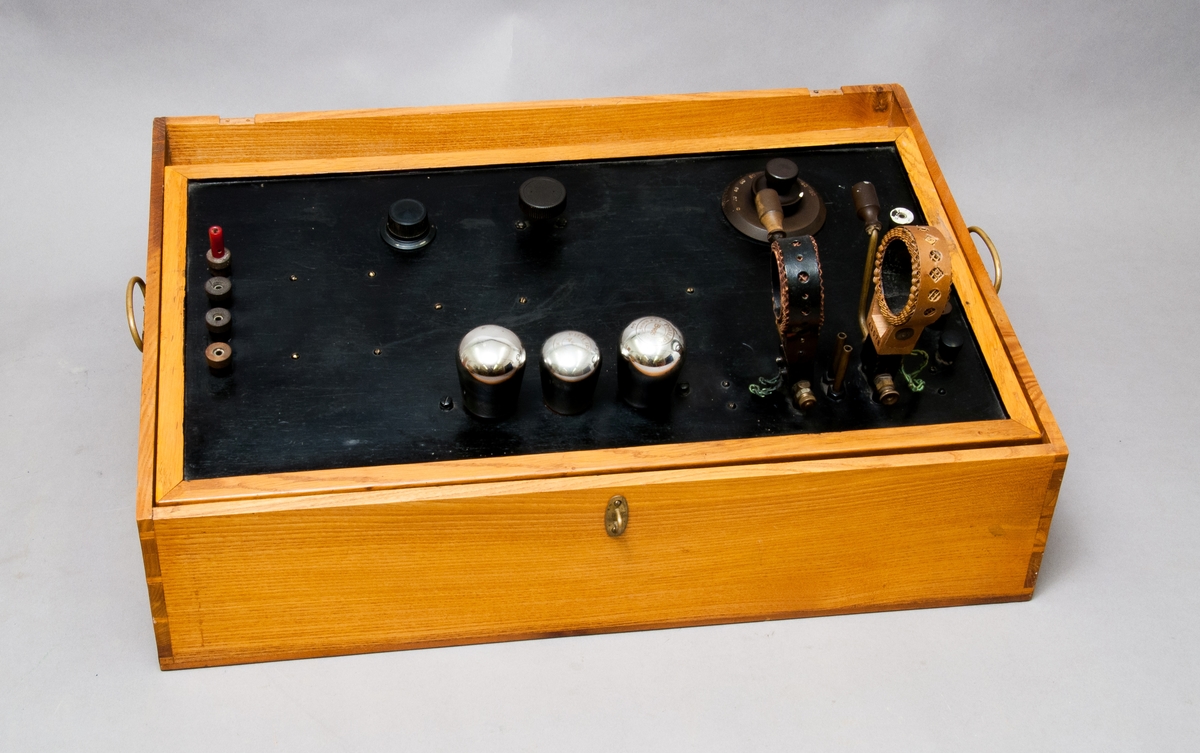 Radiomottagare, amatörbyggd, med 18 detaljer.