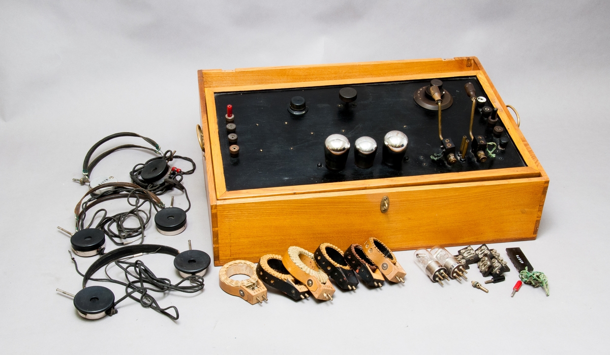 Radiomottagare, amatörbyggd, med 18 detaljer.