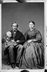 Familjegrupp tre personer.
 Jenny och Edvard Thermaenius med sonen Fredrik (född den 19 februari 1868), hösten 1868.
Bilden är en reproduktion efter en älder bild.
Edvard Thermaenius med familj och hans far Johan och hans hustru Sofia flyttade från Torshälla till Hallsberg den 2 oktober 1868.