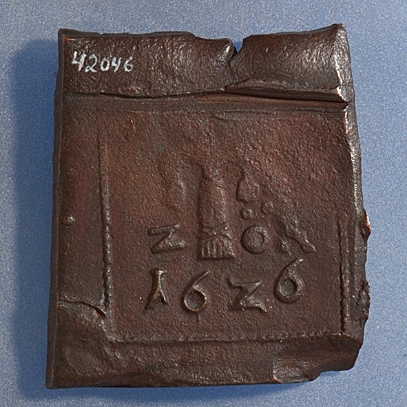 Ett fyrkantigt kopparmynt, s k klipping, med valören 2 öre.

På myntets åtsida syns versalerna G A R, placerade vågrätt mitt på myntet. Ovanför A:et är en krona svagt synlig. Under A:et syns versalen S. Åtsidans ram är delvis synlig. Präglingen är ocentrerad.
På myntets frånsida är en vasakärve svagt synlig. Till vänster om kärvens bas syns siffran två, i form av ett Z. Till höger om kärvens bas är versalerna ÖR delvis synliga. Längst ner på myntet står myntets präglingsår, 1626. Frånsidans ram är delvis synlig. Präglingen är ocentrerad.
Myntets vikt uppgår till 48,8 gram.
Myntets åtsida är krackelerad.

Text in English: Square-shaped coin. Denomination: 2 öre.
The obverse side has the initials G A R spaced horizontally in a row on the coin.  Above the initial A is a crown faintly  visible. Beneath the initial A is the initial S.
The coin stamp is off-centre. The frame is partly visible.
The reverse side has in the centre a Vasa sheaf, faintly legible. To the left of the sheaf is the numeral 2, shaped as a Z. To the right of the sheaf are the initials ÖR partly  visible.
The four digit year of coinage, 1626, is placed beneath the sheaf.
The coin stamp is off-centre. The frame is partly visible.
Present condition: the obverse side has a craquelure-like surface.
Weight: 48,8 gram.