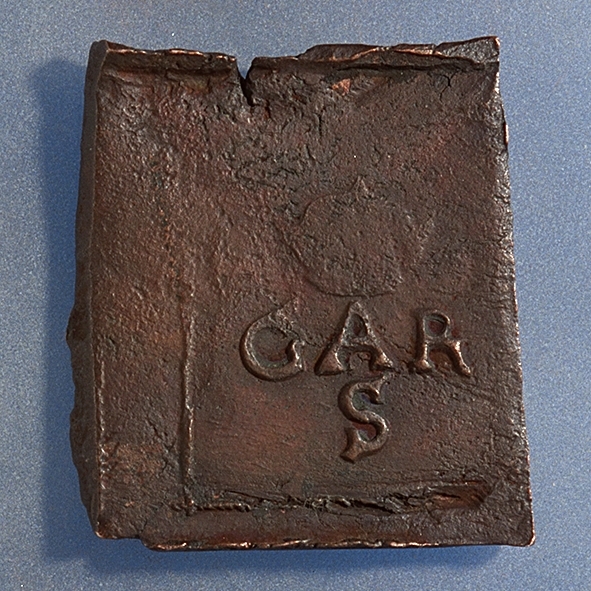 Ett fyrkantigt kopparmynt, s k klipping, med valören 2 öre.

På myntets åtsida syns versalerna G A R, placerade vågrätt mitt på myntet. Ovanför A:et är en krona svagt synlig. Under A:et syns versalen S. Åtsidans ram är delvis synlig. Präglingen är ocentrerad.
På myntets frånsida är en vasakärve svagt synlig. Till vänster om kärvens bas syns siffran två, i form av ett Z. Till höger om kärvens bas är versalerna ÖR delvis synliga. Längst ner på myntet står myntets präglingsår, 1626. Frånsidans ram är delvis synlig. Präglingen är ocentrerad.
Myntets vikt uppgår till 48,8 gram.
Myntets åtsida är krackelerad.

Text in English: Square-shaped coin. Denomination: 2 öre.
The obverse side has the initials G A R spaced horizontally in a row on the coin.  Above the initial A is a crown faintly  visible. Beneath the initial A is the initial S.
The coin stamp is off-centre. The frame is partly visible.
The reverse side has in the centre a Vasa sheaf, faintly legible. To the left of the sheaf is the numeral 2, shaped as a Z. To the right of the sheaf are the initials ÖR partly  visible.
The four digit year of coinage, 1626, is placed beneath the sheaf.
The coin stamp is off-centre. The frame is partly visible.
Present condition: the obverse side has a craquelure-like surface.
Weight: 48,8 gram.