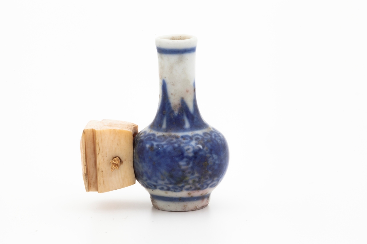 Liten vase med palmebladekor rundt halsen, og krysantemum og arabesesker på korpus.