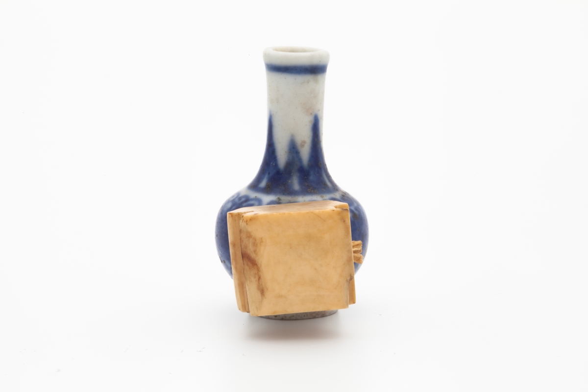 Liten vase med palmebladekor rundt halsen, og krysantemum og arabesesker på korpus.