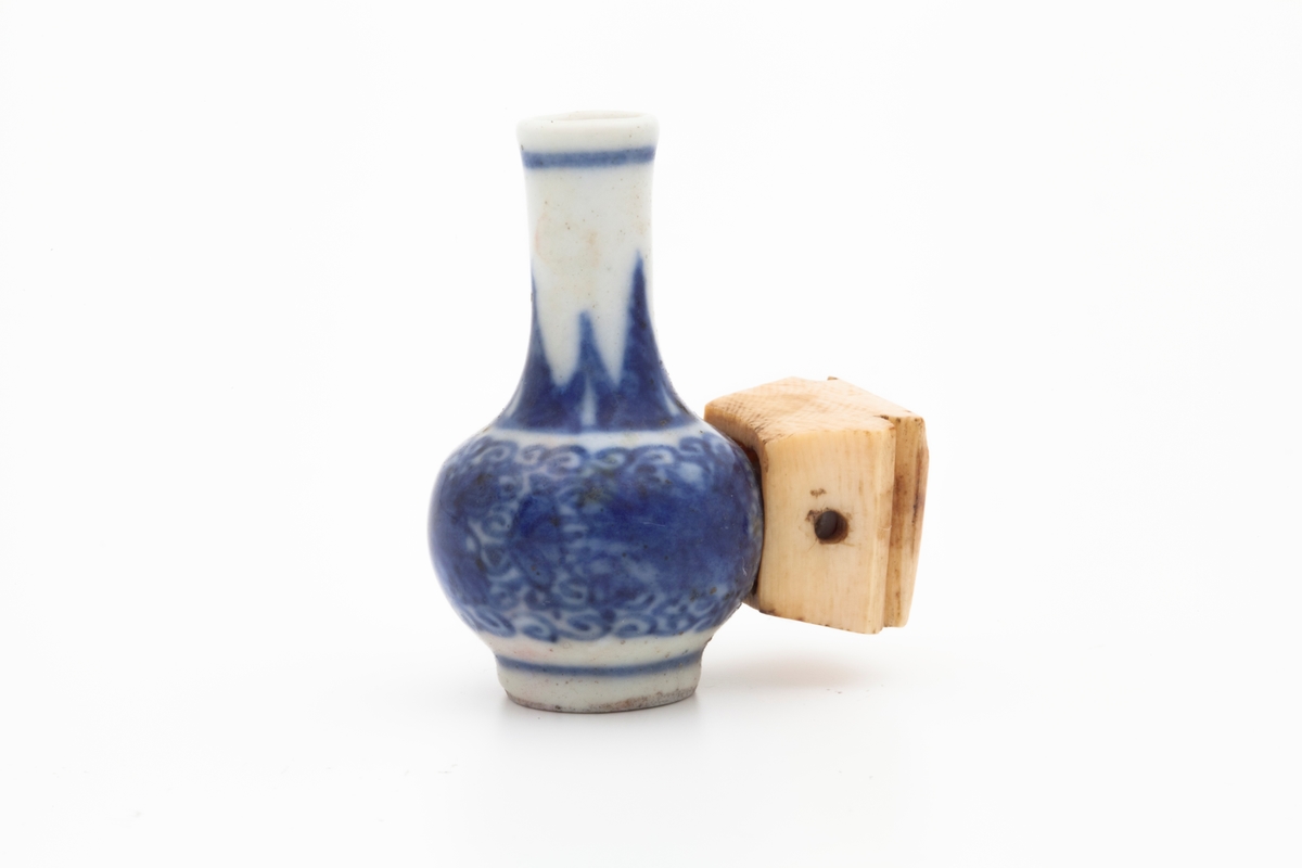 Liten vase med palmebladekor rundt halsen, og krysantemum og arabesesker på korpus.