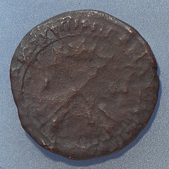 1 öre
Runt mynt.
Åtsidan: mitt på myntet det svenska riksvapnet, delvis synligt.
Omskriften, med Gustav Adolfs titlar på latin, är delvis synlig.
Frånsidan: två korsade pilar under en krona, svagt synliga.
Till vänster om pilarna siffran 1 svagt synlig. Omskriften på latin, med bland annat präglingsåret 1628, är till största delen oläslig.
Ocentrerad prägling.
Nuvarande skick: bägge sidor mycket slitna.

Text in English: Round coin. Denomination: 1 öre.
The obverse side has the Swedish coat-of-arms in the centre which is partly visible. The legend - in latin - has the titles of Gustav Adolf. The titles are partly visible.
The reverse side has two crossed arrows beneath a crown, faintly visible. On the left-hand side is the numeral 1. The legend, with the year of coinage, is in latin and partly legible. The date is 1628.
The coin stamp is off-centre.
Present condition: both sides are very worn.
Weight: 16,7 gram.