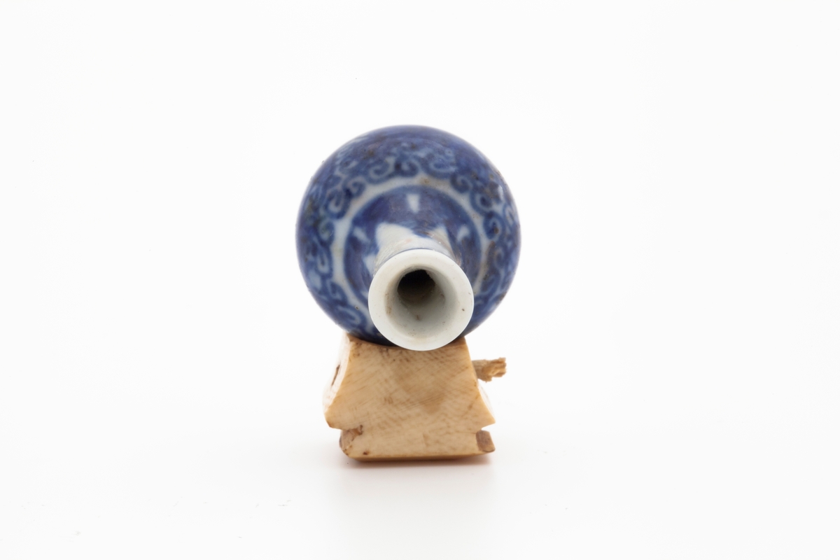 Liten vase med palmebladekor rundt halsen, og krysantemum og arabesesker på korpus.