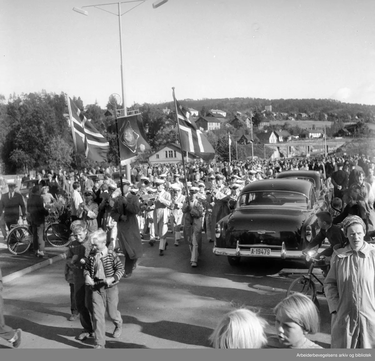Nydalsbrua åpnes av Brynjulf Bull, ordfører i Oslo. Oktober 1955