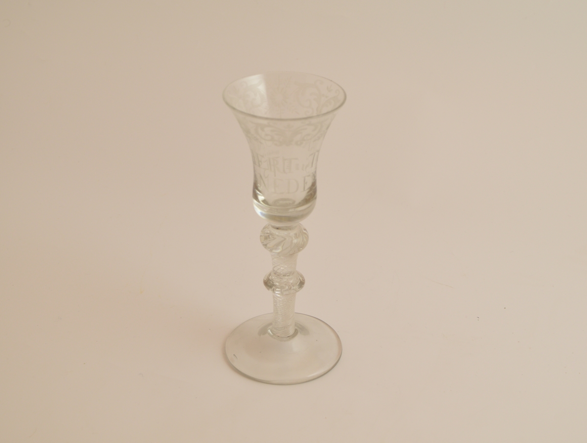 Seks glass. Rund fotplate, to runde former på stettet Klokken er smalnende midt på glasset og videst langs munningsranden.