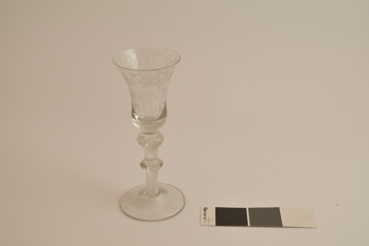 Seks glass. Rund fotplate, to runde former på stettet Klokken er smalnende midt på glasset og videst langs munningsranden.