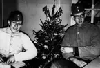 December 1964, vi hade just blivit vicekorpraler, så då passade lägermössan extra bra eftersom den hade gradbeteckning. 703 Ekblad och 104 Frostell klädda för att gå och äta. Vi bar alltid linnerock i matsalen.
Kasern 5, logement 3.