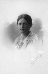 Atelierportrett av Gina Sellæg, Skrolsvik.