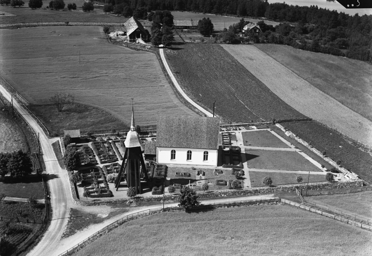 Flygfoto över Mellby kyrka i Eksjö kommun. Nr D2224.