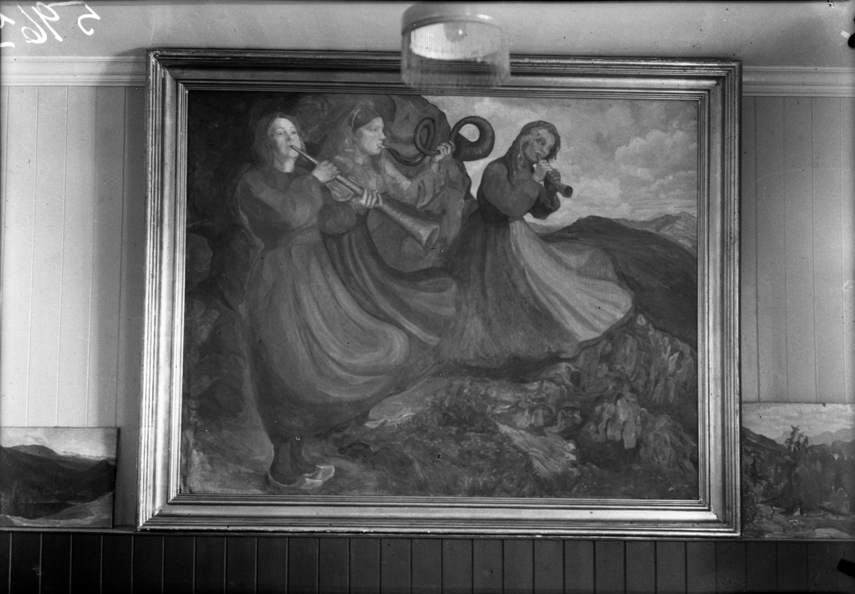 Rikard Berges fotoarkiv. Malerier av Johanna Bugge Berge, blandt annet Kivlemøyane. Fotografert 1942.