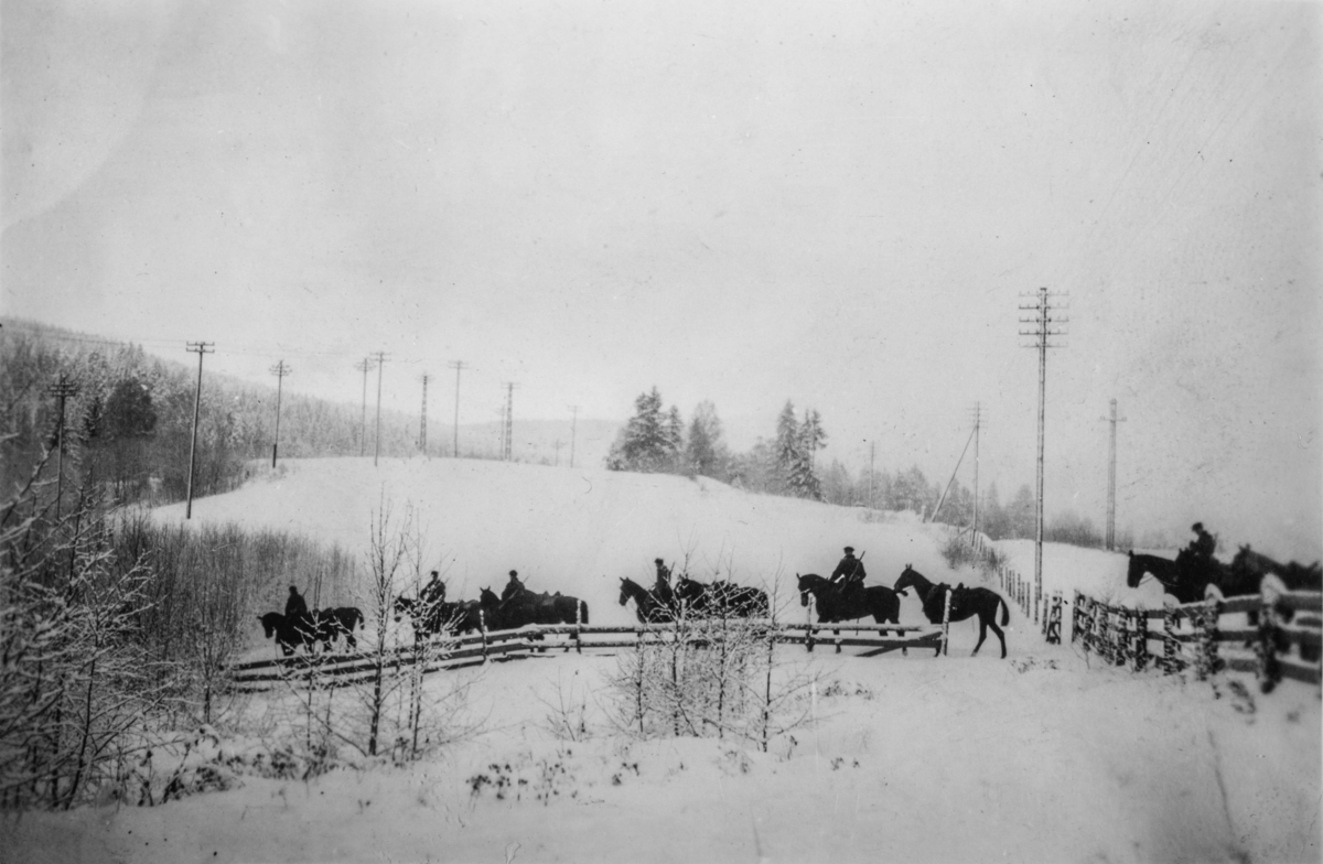 Militærøvelse for befalsskolen for kavaleriet. Gruppe militære, kavalrister, på vinterøvelse. Bilde er antagelig tatt i Maridalen i 1937.