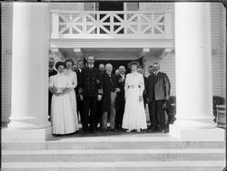 Kong Haakon med flere utenfor Admini.