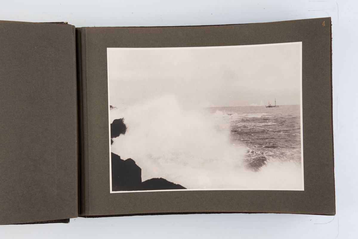 Fotoalbum med 40 fotografier og ett kart fra Norvegiaekspedisjonen til Bouvetøya 1927-1931.