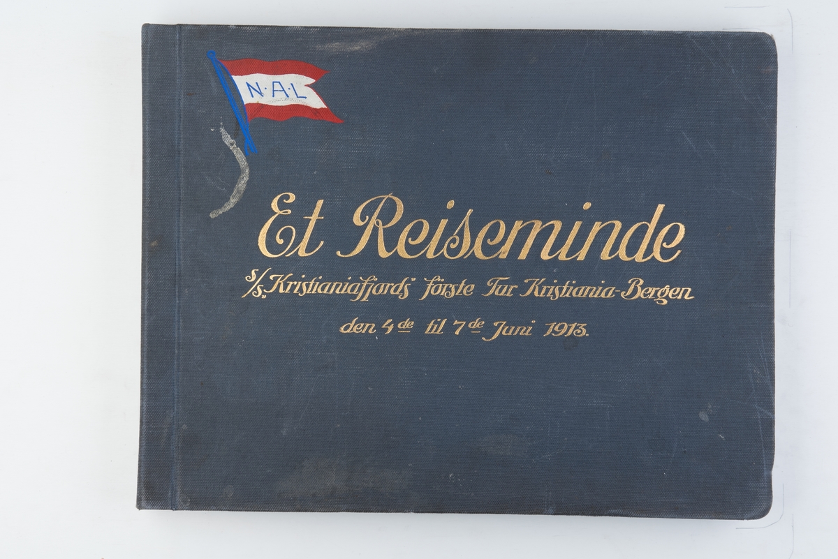 Fotoalbum med fotografier fra S/S Kristianiafjords første tur fra Kristiania til Bergen i 1913. Fotografert og utgitt av Anders Beer Wilse.