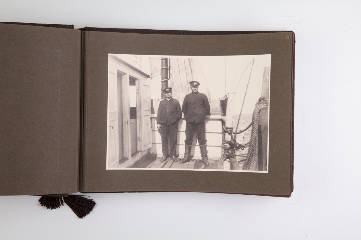 Fotoalbum med 30 fotografier og ett kart fra Norvegiaekspedisjonen til Peter I Øy 1927-1931.