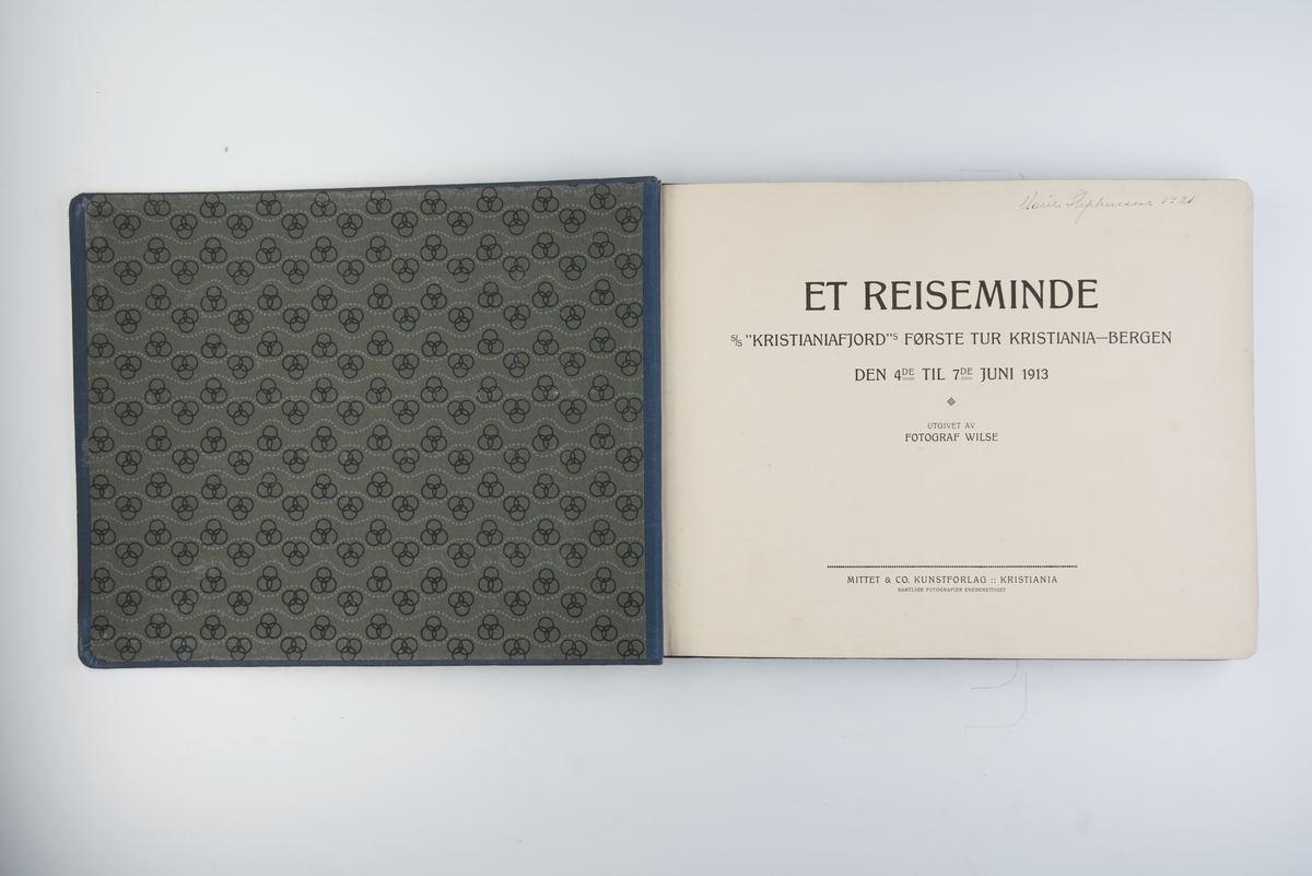Fotoalbum med fotografier fra S/S Kristianiafjords første tur fra Kristiania til Bergen i 1913. Fotografert og utgitt av Anders Beer Wilse.