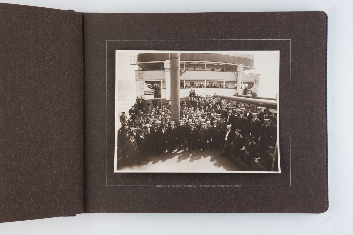 Fotoalbum med fotografier fra S/S Kristianiafjords første tur fra Kristiania til Bergen i 1913. Fotografert og utgitt av Anders Beer Wilse.