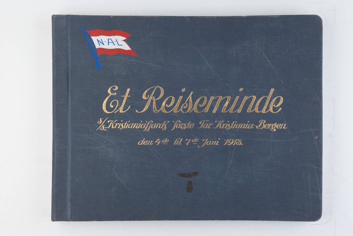 Fotoalbum med fotografier fra S/S Kristianiafjords første tur fra Kristiania til Bergen i 1913. Fotografert og utgitt av Anders Beer Wilse.