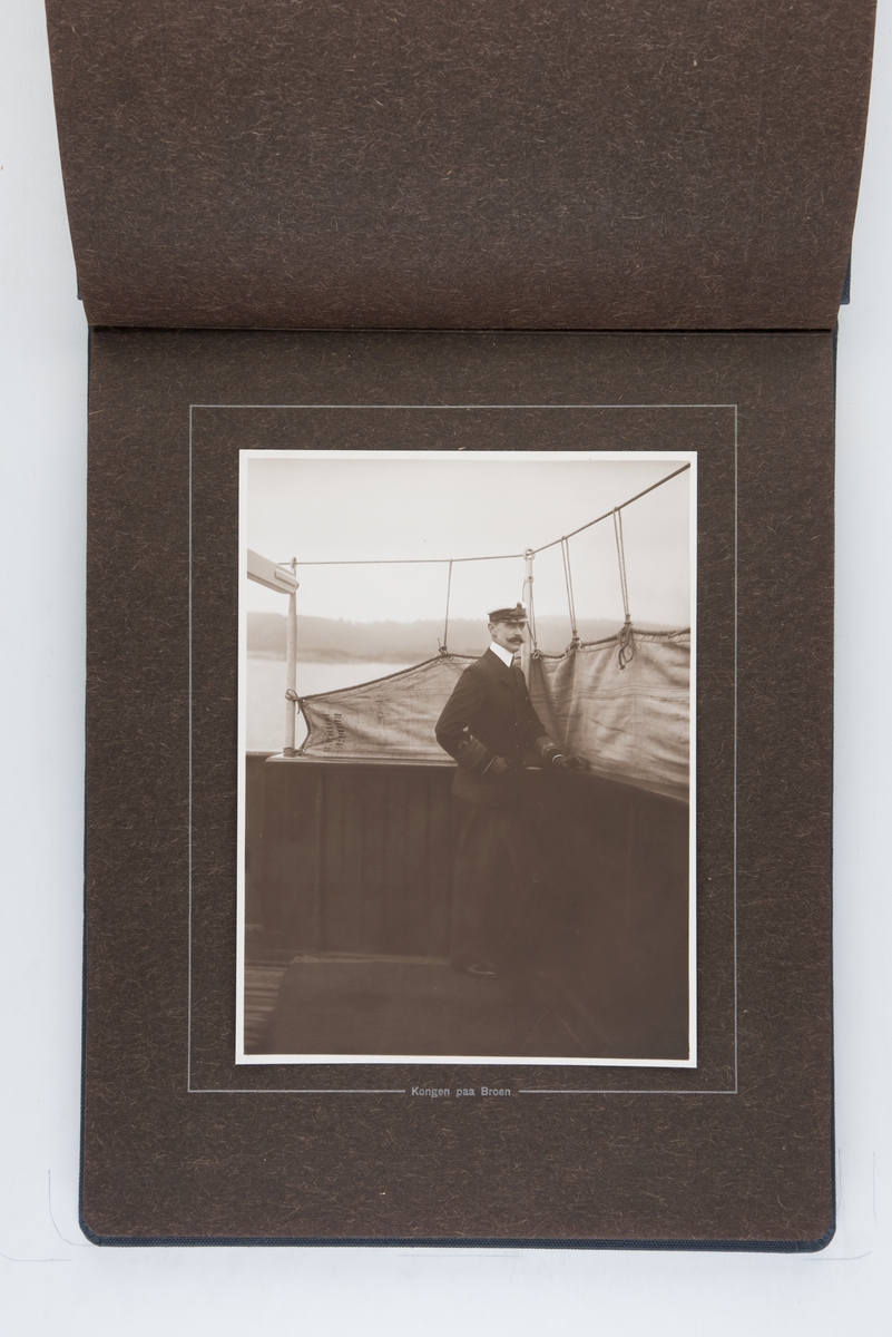 Fotoalbum med fotografier fra S/S Kristianiafjords første tur fra Kristiania til Bergen i 1913. Fotografert og utgitt av Anders Beer Wilse.