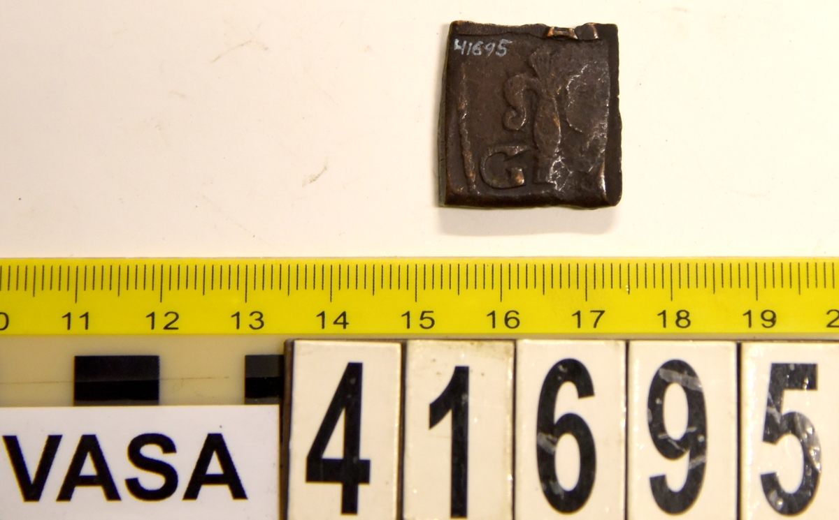 Â½ öre
Fyrkantigt mynt.
Åtsidan: mitt på myntet en vasakärve, svagt och delvis synlig.
Till vänster om kärvens bas versalen G, svagt delvis synlig. Till höger om kärvens bas versalen R, svagt delvis synlig. Ovanför kärven versalen A, svagt  delvis synlig.
Ocentrerad prägling. Ram delvis synlig.
Frånsidan: två korsade pilar under en krona, svagt och delvis synliga.
Till vänster om pilarna valören Â½, till höger versalerna ÖR, svagt delvis synliga.
Det tvåsiffriga präglingsåret - längst ner på myntet - är 26 (1626).
Ocentrerad prägling. Ram delvis synlig.
Nuvarande skick: bägge sidor slitna.  åtsidan sliten  frånsidan sliten.   jack  valsklump   korroderat   krackelerat
Vikt: 15,2 gram.