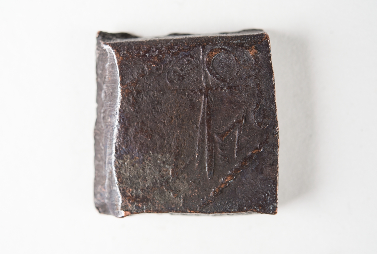 Â½ öre
Fyrkantigt mynt.
Åtsidan: mitt på myntet en vasakärve, svagt och delvis synlig.
Till vänster om kärvens bas versalen G, svagt delvis synlig. Till höger om kärvens bas versalen R, svagt delvis synlig. Ovanför kärven versalen A, svagt  delvis synlig.
Ocentrerad prägling. Ram delvis synlig.
Frånsidan: två korsade pilar under en krona, svagt och delvis synliga.
Till vänster om pilarna valören Â½, till höger versalerna ÖR, svagt delvis synliga.
Det tvåsiffriga präglingsåret - längst ner på myntet - är 26 (1626).
Ocentrerad prägling. Ram delvis synlig.
Nuvarande skick: bägge sidor slitna.  åtsidan sliten  frånsidan sliten.   jack  valsklump   korroderat   krackelerat
Vikt: 15,2 gram.