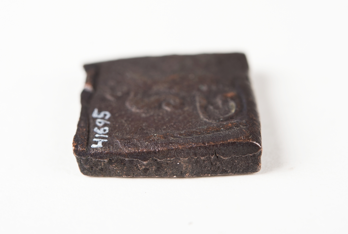 Â½ öre
Fyrkantigt mynt.
Åtsidan: mitt på myntet en vasakärve, svagt och delvis synlig.
Till vänster om kärvens bas versalen G, svagt delvis synlig. Till höger om kärvens bas versalen R, svagt delvis synlig. Ovanför kärven versalen A, svagt  delvis synlig.
Ocentrerad prägling. Ram delvis synlig.
Frånsidan: två korsade pilar under en krona, svagt och delvis synliga.
Till vänster om pilarna valören Â½, till höger versalerna ÖR, svagt delvis synliga.
Det tvåsiffriga präglingsåret - längst ner på myntet - är 26 (1626).
Ocentrerad prägling. Ram delvis synlig.
Nuvarande skick: bägge sidor slitna.  åtsidan sliten  frånsidan sliten.   jack  valsklump   korroderat   krackelerat
Vikt: 15,2 gram.