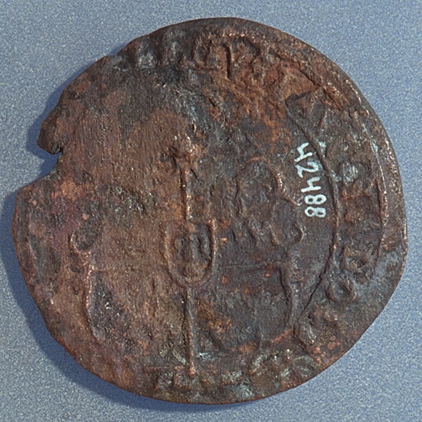 1 öre
Runt mynt.
Åtsidan: mitt på myntet det svenska riksvapnet, svagt och delvis synligt.
Omskriften, med Gustav Adolfs titlar på latin, är till största delen oläslig fullt läslig.
Ocentrerad prägling.
Frånsidan: två korsade pilar under en krona, svagt delvis synliga.
Till vänster höger om pilarna siffran 1, till höger versalerna ÖR, svagt delvis synliga. Omskriften på latin, med bland annat präglingsåret 1627, är till största delen delvis läslig delvis oläslig.
Ocentrerad prägling.
Nuvarande skick: bägge sidor slitna.  åtsidan sliten  frånsidan sliten.   jack  valsklump   korroderat   krackelerat
Vikt: 19,9 gram.