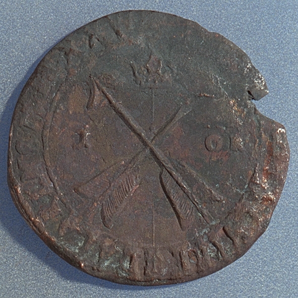 1 öre
Runt mynt.
Åtsidan: mitt på myntet det svenska riksvapnet, svagt och delvis synligt.
Omskriften, med Gustav Adolfs titlar på latin, är till största delen oläslig fullt läslig.
Ocentrerad prägling.
Frånsidan: två korsade pilar under en krona, svagt delvis synliga.
Till vänster höger om pilarna siffran 1, till höger versalerna ÖR, svagt delvis synliga. Omskriften på latin, med bland annat präglingsåret 1627, är till största delen delvis läslig delvis oläslig.
Ocentrerad prägling.
Nuvarande skick: bägge sidor slitna.  åtsidan sliten  frånsidan sliten.   jack  valsklump   korroderat   krackelerat
Vikt: 19,9 gram.